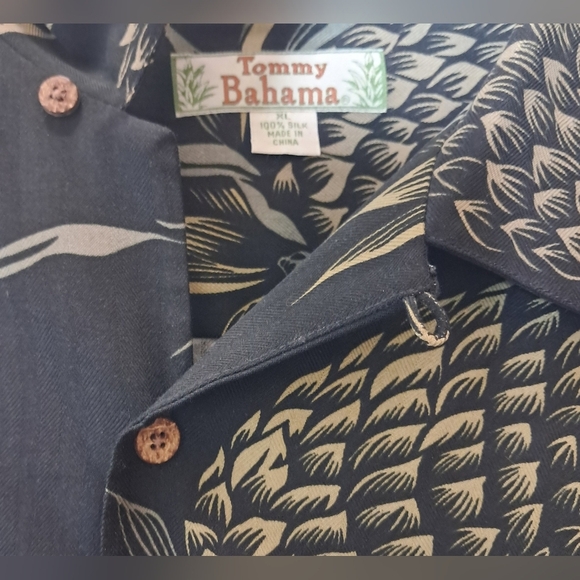 Tommy Bahama Men's Luxe Silk Camp Shirt with Tropical Print Size XL - Picture 5 of 16